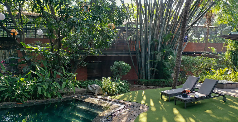Villa Shashwat - Sunbeds by the pool
